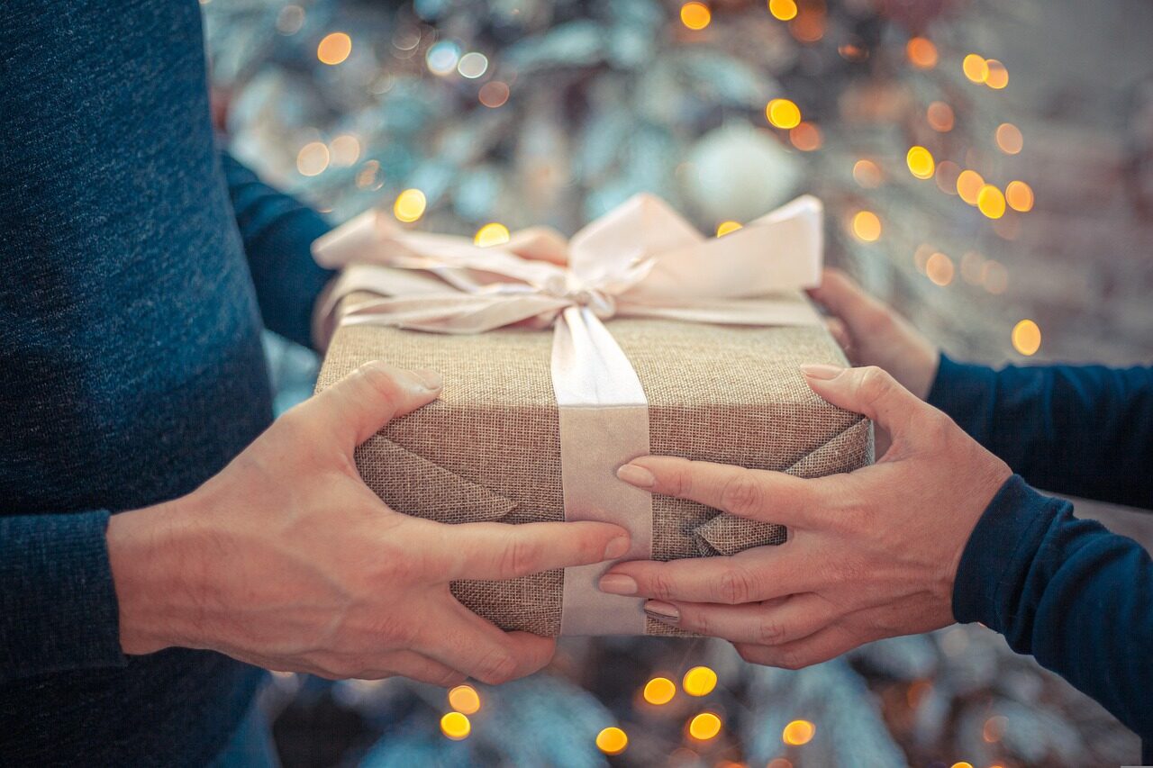 christmas background, christmas wallpaper, gift, new year's eve, congratulation, christmas, holiday, winter, joy, happiness, christmas tree, surprise